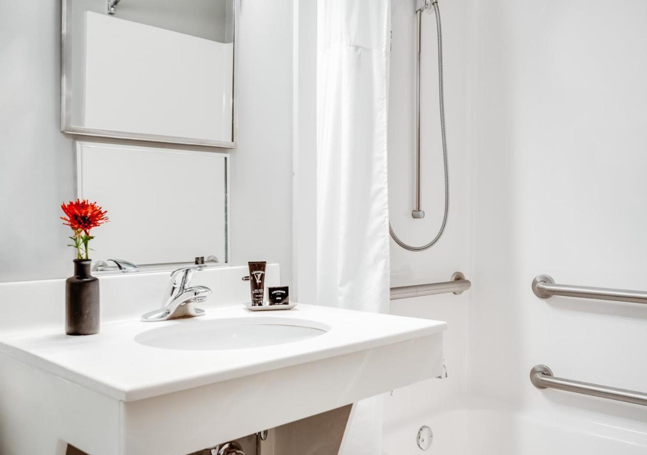 Hotel One75 Hamilton Экстерьер фото